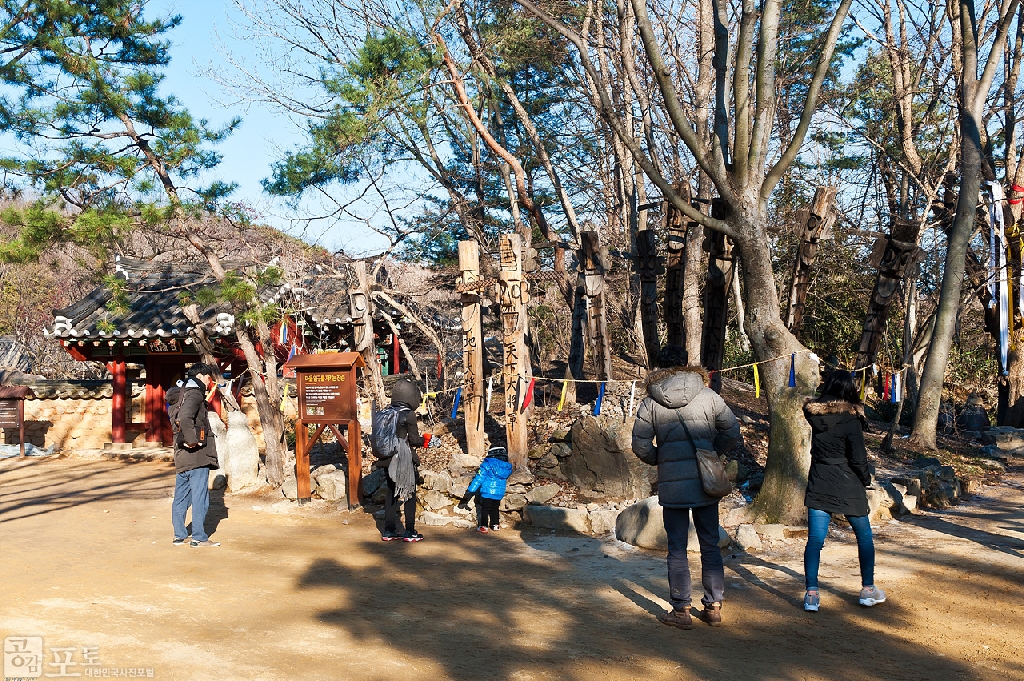 돌이나 나무에 사람의 얼굴 형상을 새겨 마을 어귀에 수호신으로 세워두었던 장승. 요즘 아이들에게는 신기한 풍경이다.
<br><br>
* 한국민속촌 