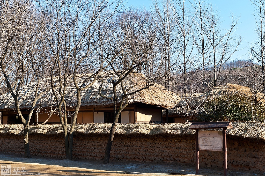 북부지방의 민가를 복원한 가옥. 일곱 채의 집이 특이하게 배치되어 있다. 겨울이 더욱 혹독한 북부의 특성 상 난방 효율을 높이기 위해 지붕 높이가 낮고 기둥과 기둥 사이가 좁아 방이 작은 편이다.
<br><br>
* 한국민속촌 
