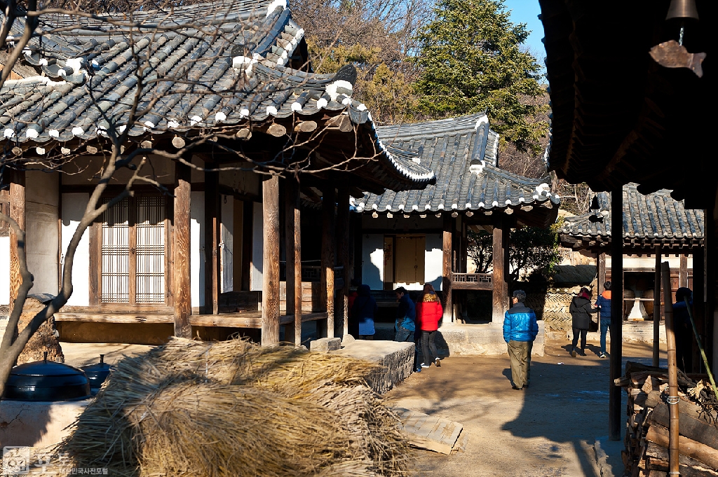 조선시대로 떠나는 시간여행. 우리나라 각 지방에 남아 있는 조선시대 건물을 옮겨와 만든 마을이다. 남부, 중부, 북부 가옥과 도서 지방의 서민가옥과 양반가옥을 옮기거나 복원했다.<br><br>

* 한국민속촌 