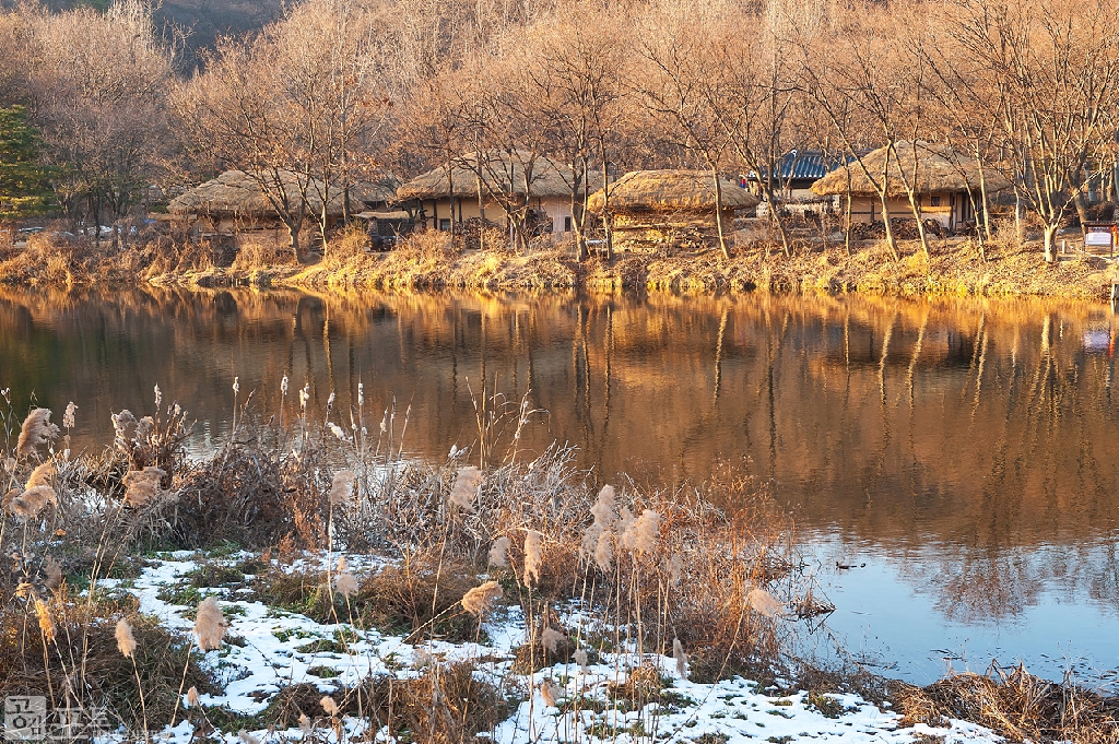 정겨운 시골 풍경. 한국민속촌 내에는 죽기 공방, 목기 공방, 옹기 공방, 대장간 등이 있어 전통 방식의 생활도구 제작현장을 볼 수 있고 해당 제품의 구매도 가능하다.
<br><br>
* 한국민속촌 