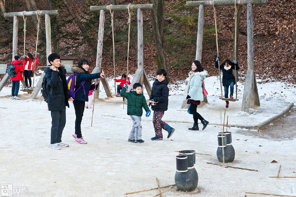 투호 던지기 체험. 고려시대부터 전해져 내려온 투호는 귀족들이 즐기던 놀이로 여러 사람이 동과 서로 편을 갈라 열 걸음쯤 떨어진 곳에서 화살을 던져 항아리에 많이 넣는 팀이 이기는 전통놀이다. <br><br>

* 한국민속촌 