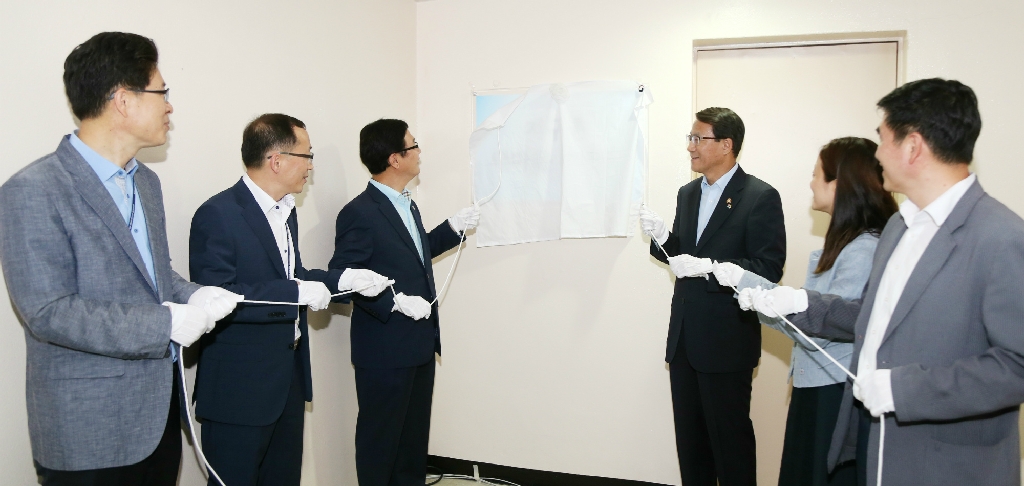 새마을운동의 지구촌 확산을 위한 보다 효과적인 업무활동과 성과를 제고하기 위해 '지구촌 새마을추진단'이 발족했다. 정부서울청사 13층에 마련 된 지구촌 새마을추진단은 기존 행정자치부 지역공동체과의 새마을팀(1팀)에서 추진단(1단 2팀)으로 확대 개편된 것으로, 이 날 발족식에는 김성렬 행정자치부 차관과 심덕섭 지방행정실장을 비롯하여 추진단 직원들이 함께했다.