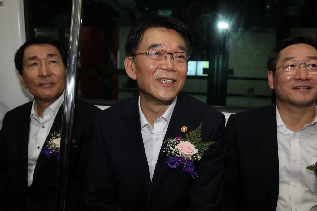 국토교통부 강호인 장관이 2016년 7월 29일 인천 남동구 인천도시철도 2호선 인천시청역에서 열린 개통식에 참석해 시승을 하고 있다.