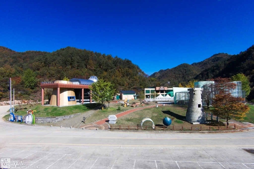 영양국제밤하늘보호공원내에 있는 반딧불이 천문대 외부는 첨성대, 지구, 별 모형 등 천체관측을 테마로 꾸며져 있다.