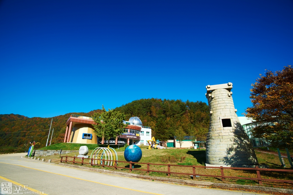 첨성대, 지구, 별 모형 등 천체관측을 테마로 꾸며진 반딧불이 천문대의 전경.