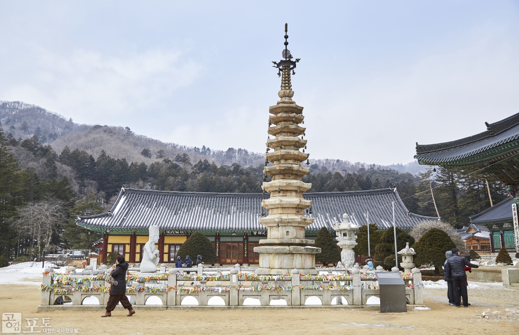 강원도 평창군 진부면에 위치한 오대산 월정사 적광전 앞에 위치한 팔각구층석탑은 15.2m로 우리나라의 팔각석탑으로는 가장 크다. 고려 시대의 대표적인 석탑으로 주목받고 있다. 탑은 8각 모양의 2단 기단(基壇) 위에 9층 탑신(塔身)을 올린 뒤 머리 장식을 얹어 마무리한 모습이다. 각층의 옥개석은 간략하게 마무리한 형태이며, 살짝 들린 여덟 곳의 귀퉁이마다 풍경을 달아 놓았다.<br/>
<br/>  
- 대한민국 테마여행 10선 '평창로드' (1일차 코스) 
