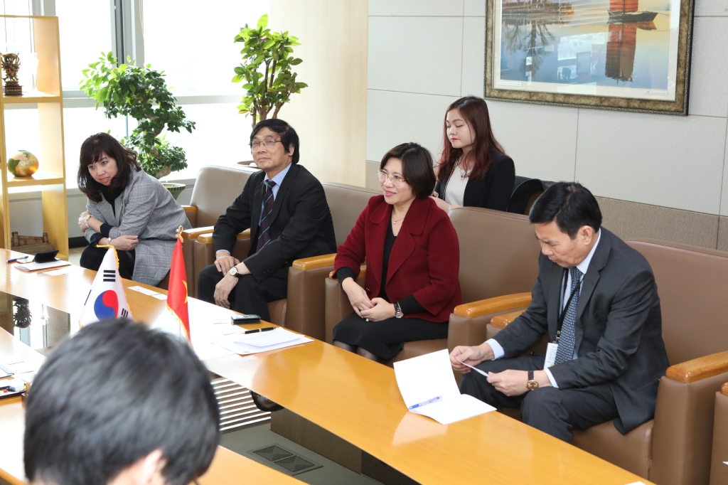 김경환 국토교통부 1차관은 4월 4일 세종정부청사 국제회의실에서 베트남 건설부차관을 만나 면담을 진행했다.