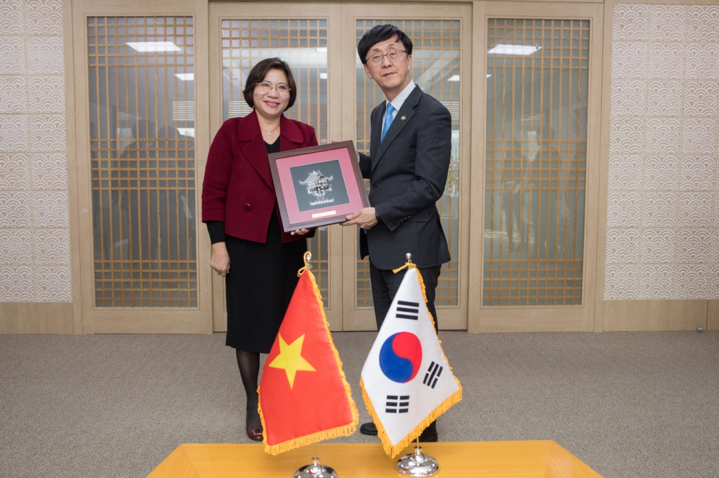 김경환 국토교통부 1차관은 4월 4일 세종정부청사 국제회의실에서 베트남 건설부차관을 만나 면담을 진행했다.