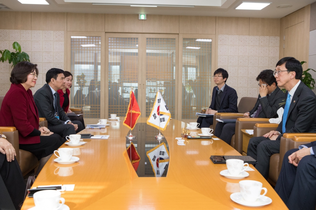 김경환 국토교통부 1차관은 4월 4일 세종정부청사 국제회의실에서 베트남 건설부차관을 만나 면담을 진행했다.