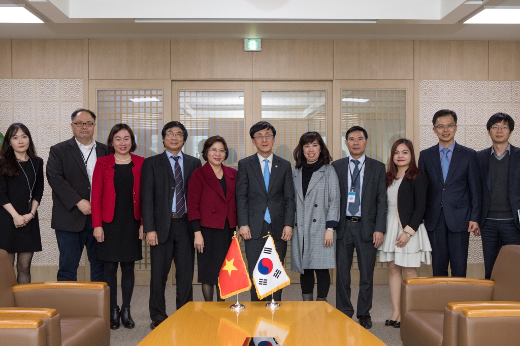 김경환 국토교통부 1차관은 4월 4일 세종정부청사 국제회의실에서 베트남 건설부차관을 만나 면담을 진행했다.