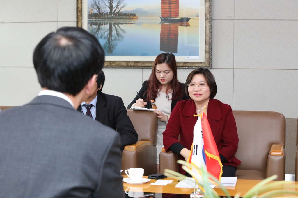 김경환 국토교통부 1차관은 4월 4일 세종정부청사 국제회의실에서 베트남 건설부차관을 만나 면담을 진행했다.