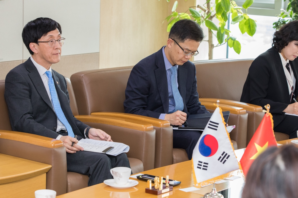 김경환 국토교통부 1차관은 4월 4일 세종정부청사 국제회의실에서 베트남 건설부차관을 만나 면담을 진행했다.