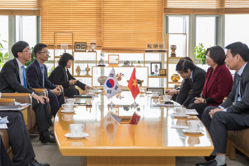 김경환 국토교통부 1차관은 4월 4일 세종정부청사 국제회의실에서 베트남 건설부차관을 만나 면담을 진행했다.
