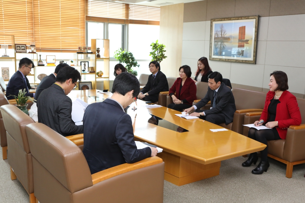 김경환 국토교통부 1차관은 4월 4일 세종정부청사 국제회의실에서 베트남 건설부차관을 만나 면담을 진행했다.