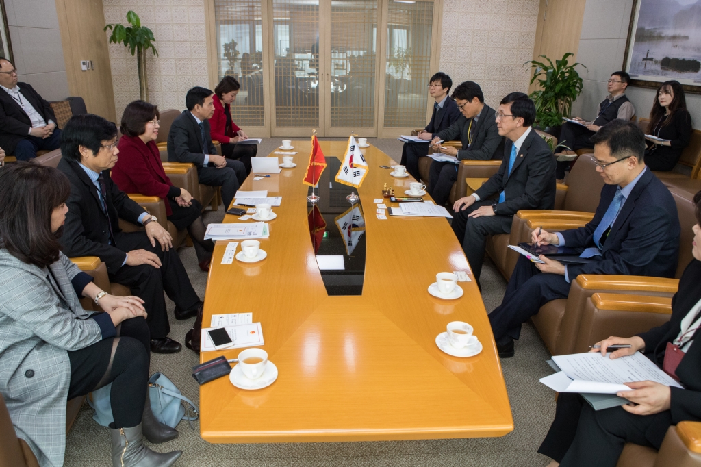 김경환 국토교통부 1차관은 4월 4일 세종정부청사 국제회의실에서 베트남 건설부차관을 만나 면담을 진행했다.