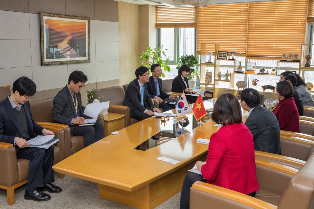 김경환 국토교통부 1차관은 4월 4일 세종정부청사 국제회의실에서 베트남 건설부차관을 만나 면담을 진행했다.
