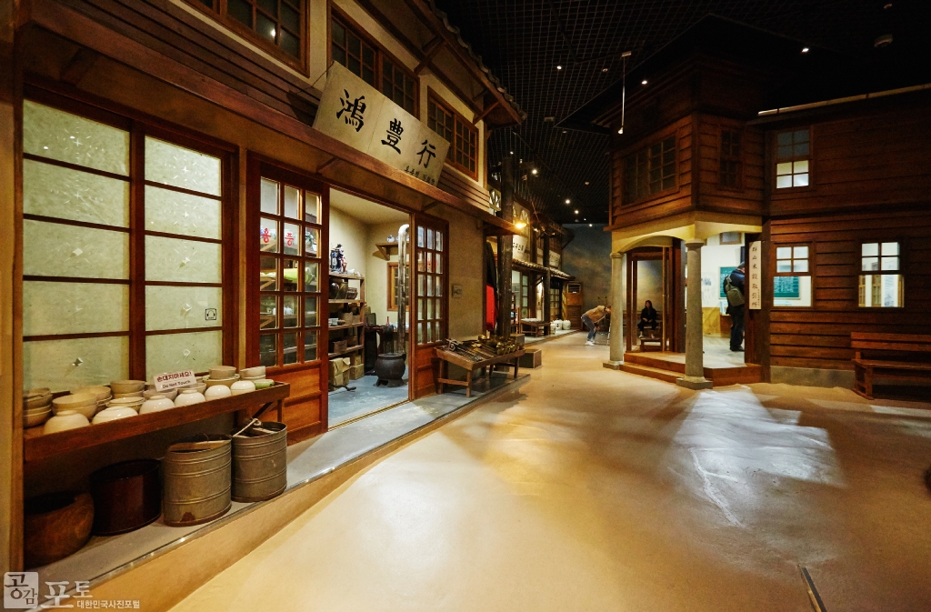 1930년대 군산의 모습을 재현한 근대생활관 전경. 군산근대역사박물관에서는 군산의 다양한 근대 유물과 생활상을 나타낸 모형을 살펴볼 수 있다. <br/>  
<br/>
-대한민국 테마여행 10선 ‘시간여행’ : 군산<br/> 