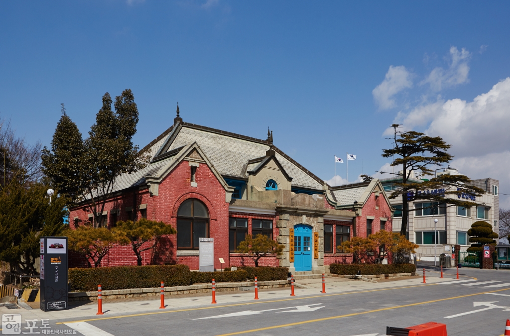 일제 강점기 군산항을 통해 드나들던 물품들에 대해 세금을 거두었던 군산 세관 건물. 독일인이 설계하고 벨기에에서 붉은 벽돌을 수입하여 유럽양식으로 건축했다. 한국은행 본점과 같은 양식이다.<br/>  
<br/>
-대한민국 테마여행 10선 ‘시간여행’ : 군산<br/>
<br/>
* ‘대한민국 테마여행 10선’ 육성은 우리나라 지역관광의 수준을 높이기 위해 3~4개의 지방자치단체를 하나의 관광권역으로 묶어, 이를 집중적으로 발전시키는 5개년 프로젝트다.<br/>
https://www.tourup.or.kr