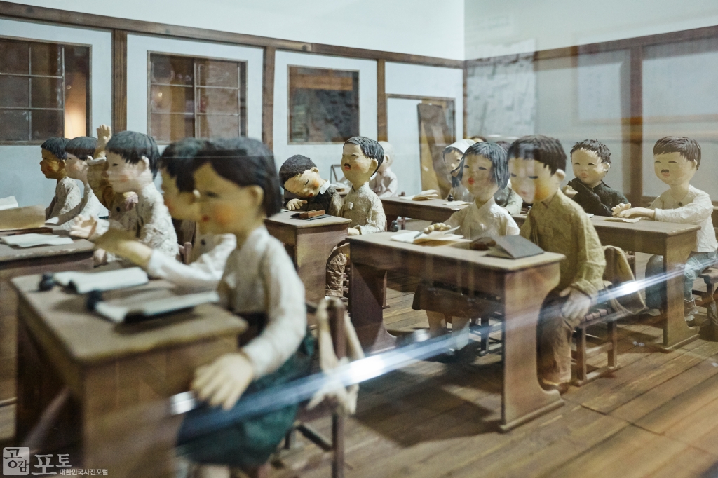 군산근대역사박물관에서는 오늘날 중등과정의 사립학교에 해당하는 영명학교도 재현해 놓았다. 당시 영명학교 교실 풍경을 인형으로 재현하여 전시하고 있다.<br/>  
<br/>
-대한민국 테마여행 10선 ‘시간여행’ : 군산<br/>  