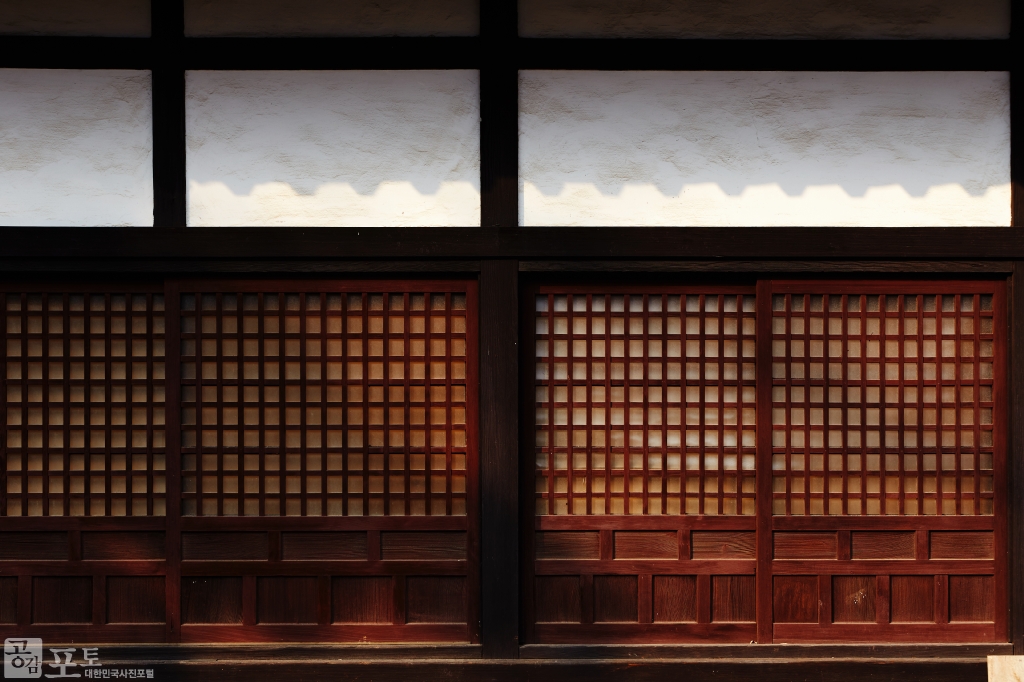 동국사 여러 풍경(風景)들. 동국사는 우리나라에 남겨진 유일의 일본식 사찰이다.<br/>  
<br/>
-대한민국 테마여행 10선 ‘시간여행’ : 군산<br/>  