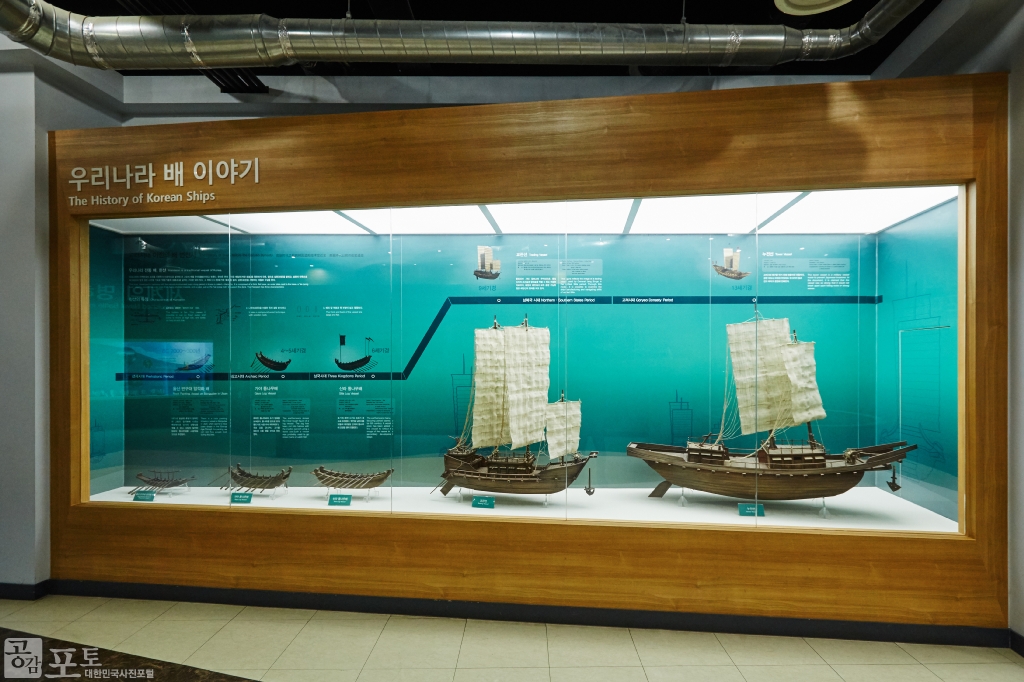 위봉함 전시관에서는 울산 반구대의 암각화에 나와있는 통나무배를 시작으로 13세기 고려 누전선까지 우리나라 배가 어떤 모습으로 발달되었는지 모형으로 보여주고 있다.<br/>  
<br/>
-대한민국 테마여행 10선 ‘시간여행’ : 군산<br/>  