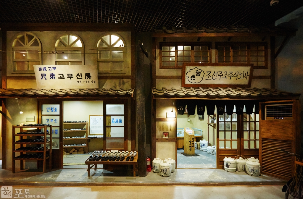 군산근대역사박물관 내 근대 생활관 내부 전경. 상점가와 근대 가옥들이 마치 그 시대를 직접 경험하는 듯한 느낌을 준다.<br/>  
<br/>
-대한민국 테마여행 10선 ‘시간여행’ : 군산<br/>  