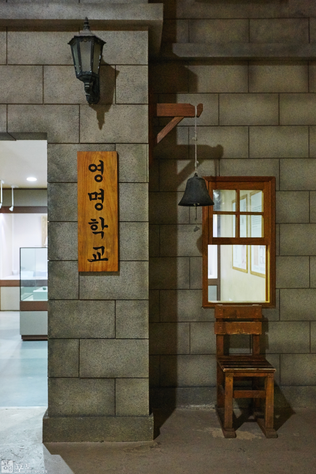 군산근대역사박물관에서는 오늘날 중등과정의 사립학교에 해당하는 영명학교도 재현해 놓았다.<br/>  
<br/>
-대한민국 테마여행 10선 ‘시간여행’ : 군산<br/>  