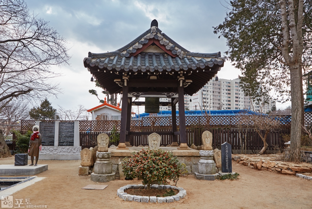 동국사 범종은 1919년 일본 교토에서 주조하였다.<br/>  
<br/>
-대한민국 테마여행 10선 ‘시간여행’ : 군산<br/>  