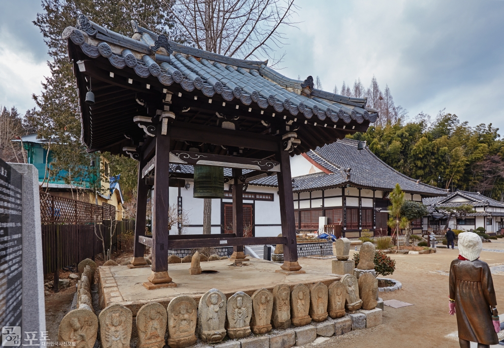 동국사 종각과 소녀상. 동국사는 우리나라에 남겨진 유일의 일본식 사찰이다.<br/>  
<br/>
-대한민국 테마여행 10선 ‘시간여행’ : 군산<br/>  