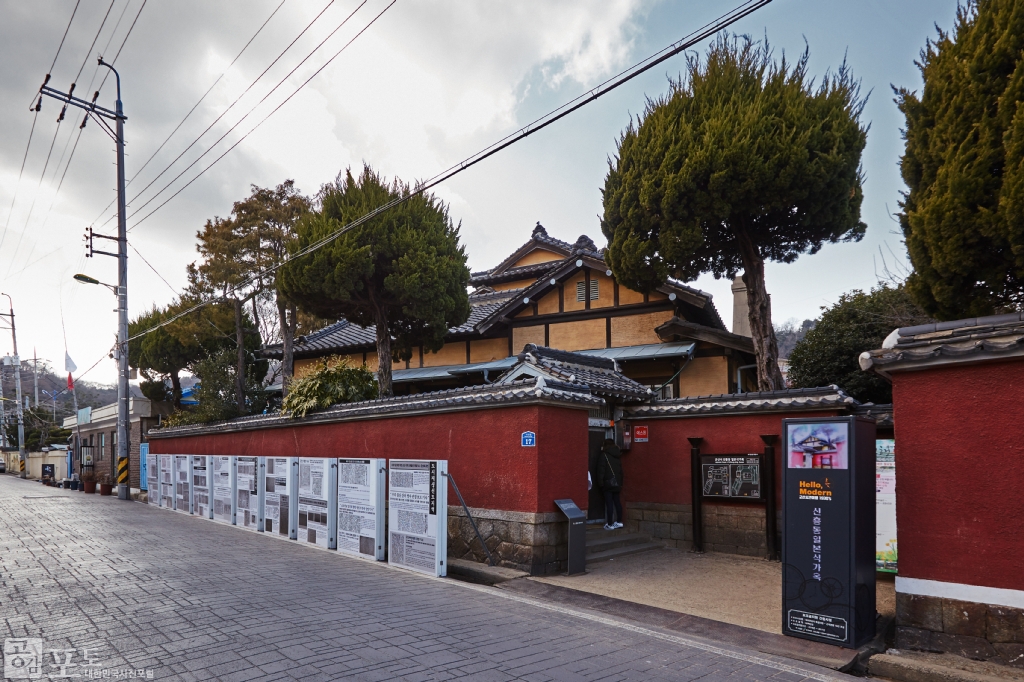 군산 신흥동에 위치한 히로쓰 가옥은 일제 강점기 군산지역의 유명한 포목상이었던 일본인 히로쓰가 건축한 2층의 전통 일본식 목조가옥이다. 히로쓰 가옥이 위치한 신흥동 일대는 일제 강점기 군산시내 유지들이 거주하던 부유층 거주 지역이었다. <br/>  
<br/>
-대한민국 테마여행 10선 ‘시간여행’ : 군산<br/>  