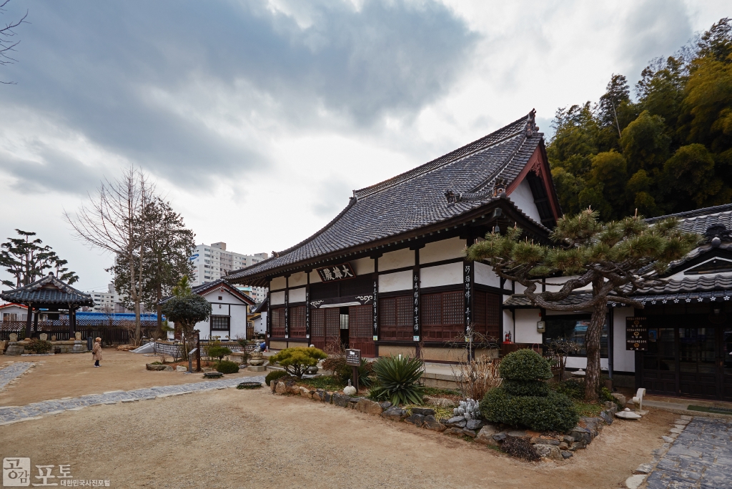 군산 신흥동에 위치한 히로쓰 가옥은 일제 강점기 군산지역의 유명한 포목상이었던 일본인 히로쓰가 건축한 2층의 전통 일본식 목조가옥이다. 히로쓰 가옥이 위치한 신흥동 일대는 일제 강점기 군산시내 유지들이 거주하던 부유층 거주 지역이었다. 히로쓰 가옥 외부. <br/>  
<br/>
-대한민국 테마여행 10선 ‘시간여행’ : 군산<br/>  