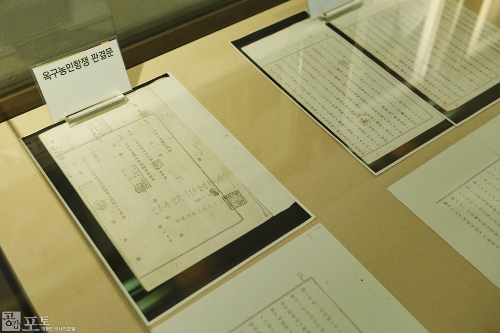군산근대역사박물관 2층에 위치한 옥구 농민 항쟁관에는 옥구 농민 항쟁과 관련된 여러 자료들이 전시되어 있다.<br/>  
<br/>
-대한민국 테마여행 10선 ‘시간여행’ : 군산
