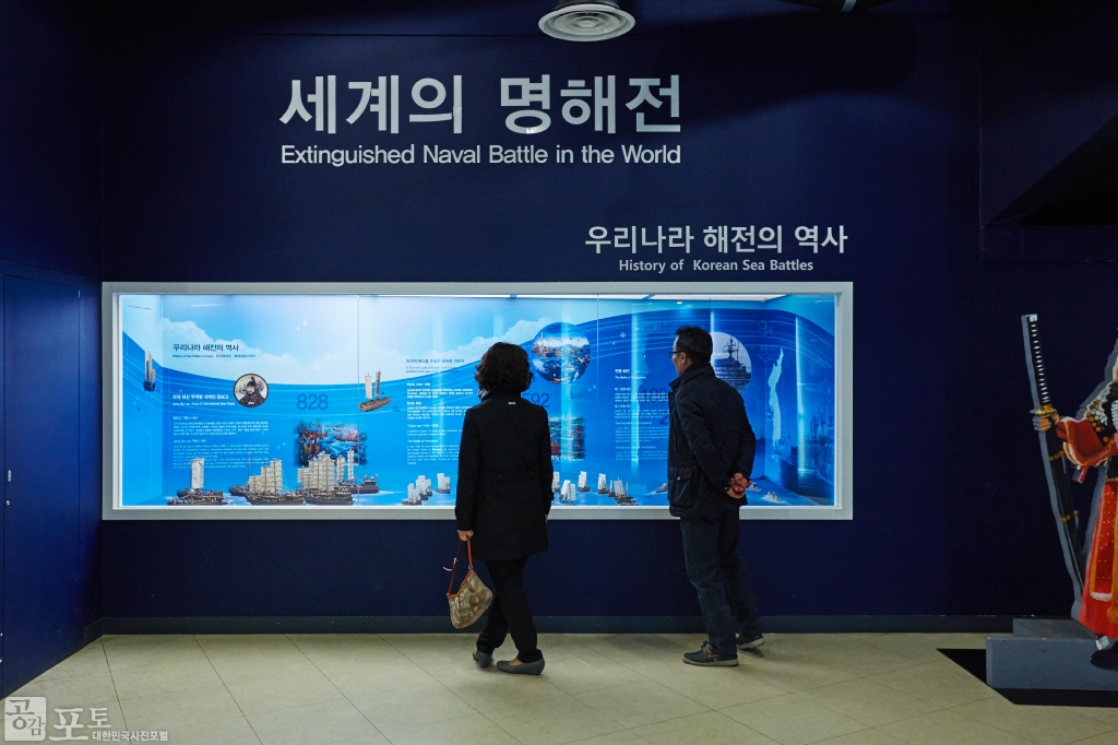 위봉함 전시관 내부.우리나라 해전의 역사를 모형으로 전시해 놓고 있다. <br/>  
<br/>
-대한민국 테마여행 10선 ‘시간여행’ : 군산<br/>  