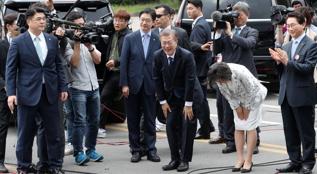 문재인 대통령이 부인 김정숙 여사와 10일 오후 청와대에 도착해 시민들을 향해 인사하고 있다. 