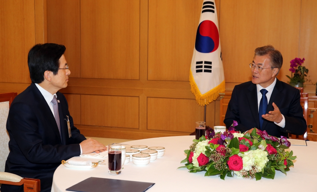 문재인 대통령이 10일 오후 청와대에서 황교안 국무총리와 오찬에 앞서 대화를 나누고 있다. 
