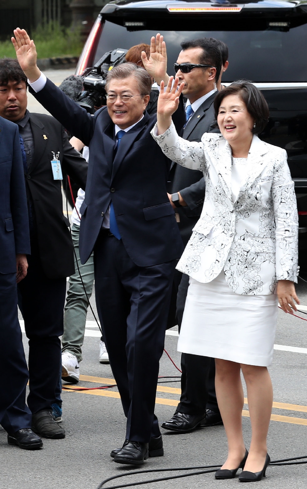 문재인 대통령이 부인 김정숙 여사와 10일 오후 청와대에 도착해 시민들을 향해 인사하고 있다. 
