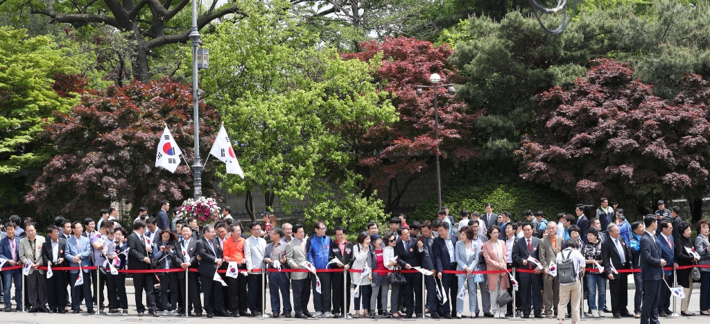 많은 시민들이 문재인 대통령의 청와대 도착을 기다리고 있다. 
