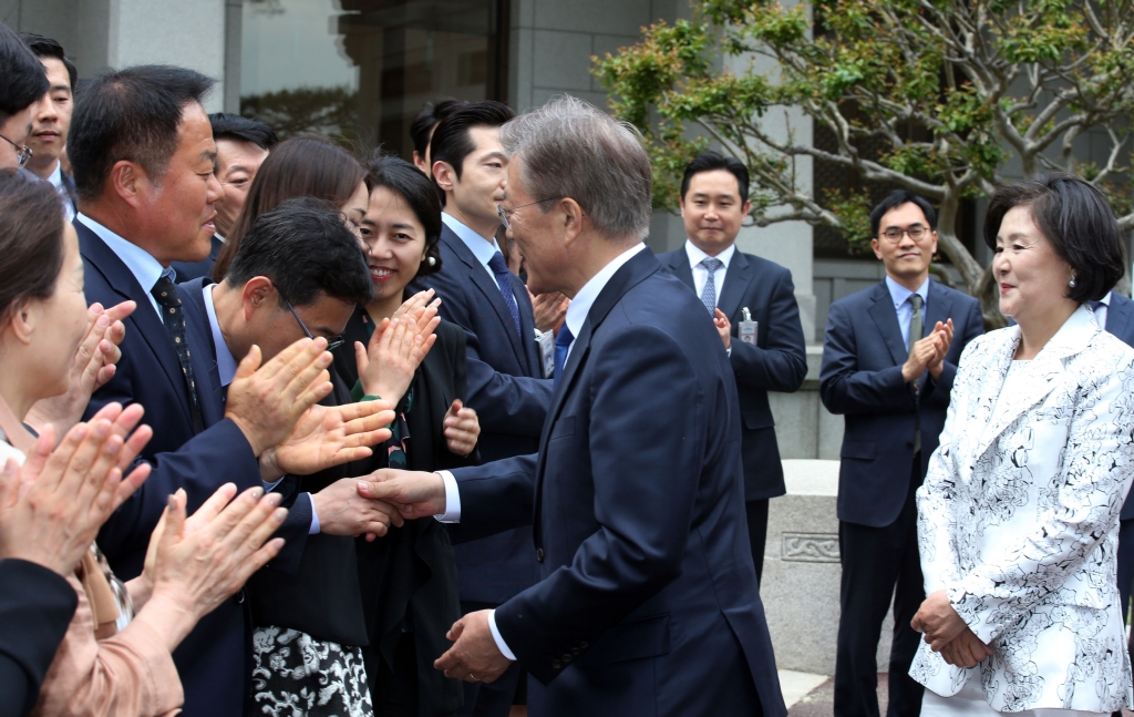 문재인 대통령이 부인 김정숙 여사와 10일 오후 청와대에 도착, 인사를 나누고 있다. 