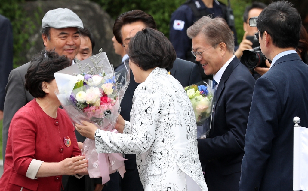 문재인 대통령이 부인 김정숙 여사와 10일 오후 청와대에 도착, 인사를 나누고 있다. 