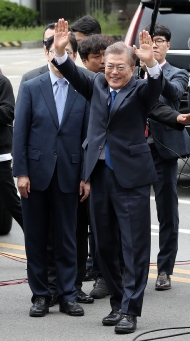 청와대 도착한 문재인 대통령 사진 7