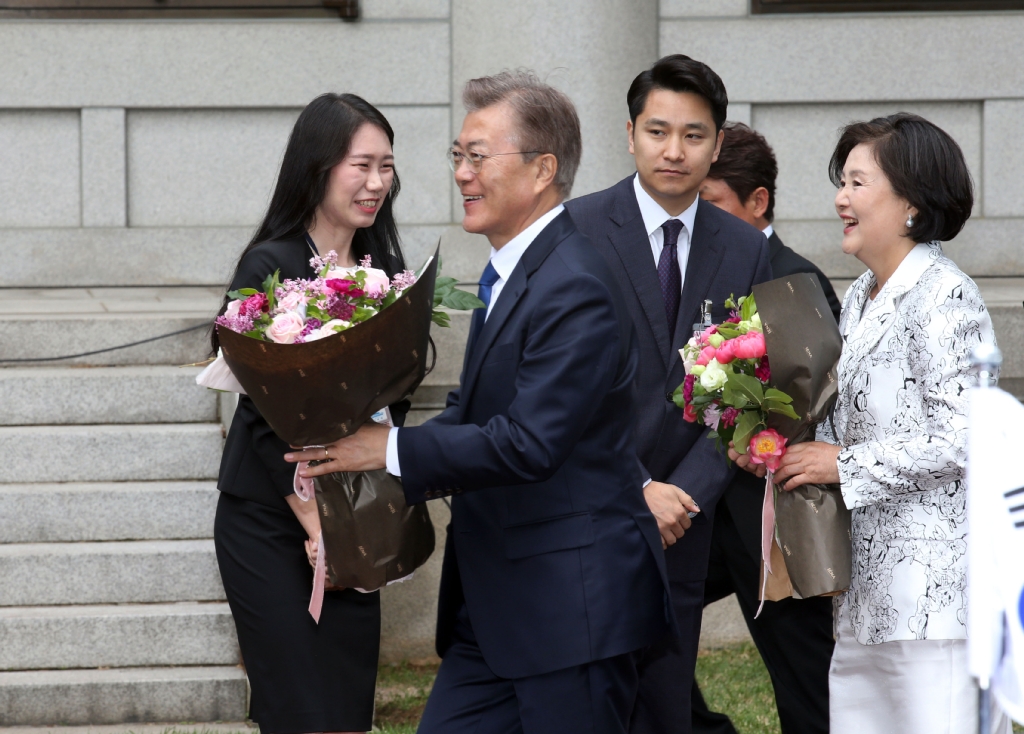 문재인 대통령이 부인 김정숙 여사와 10일 오후 청와대에 도착, 인사를 나누고 있다. 