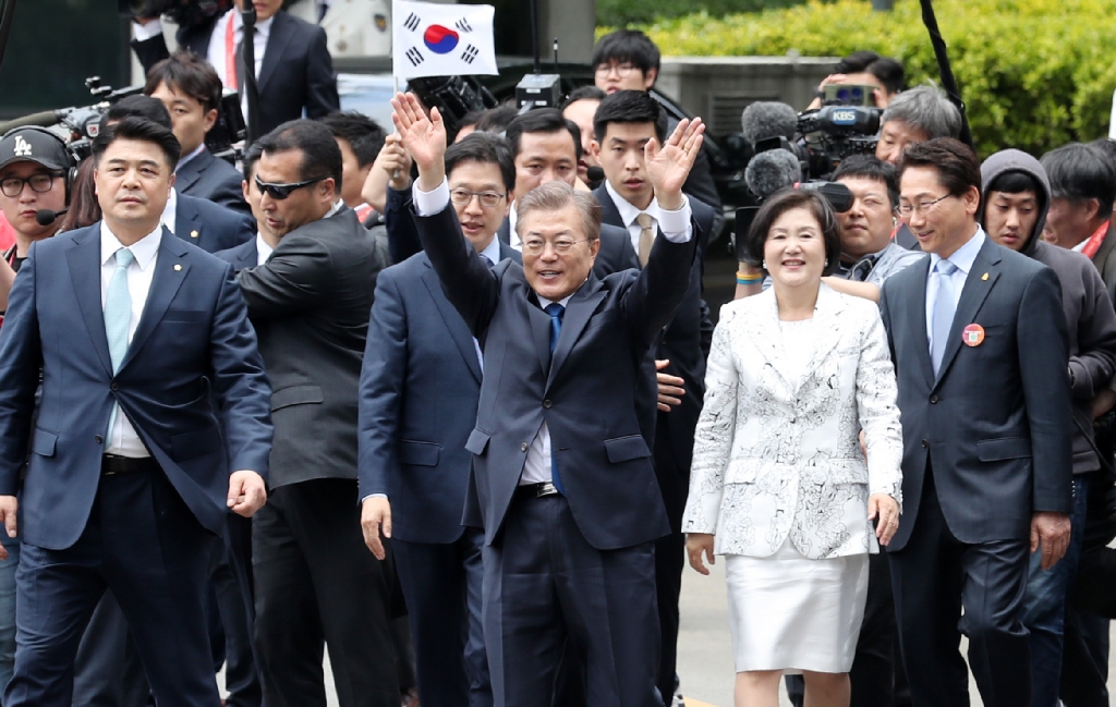 문재인 대통령이 부인 김정숙 여사와 10일 오후 청와대에 도착해 시민들을 향해 인사하고 있다. 
