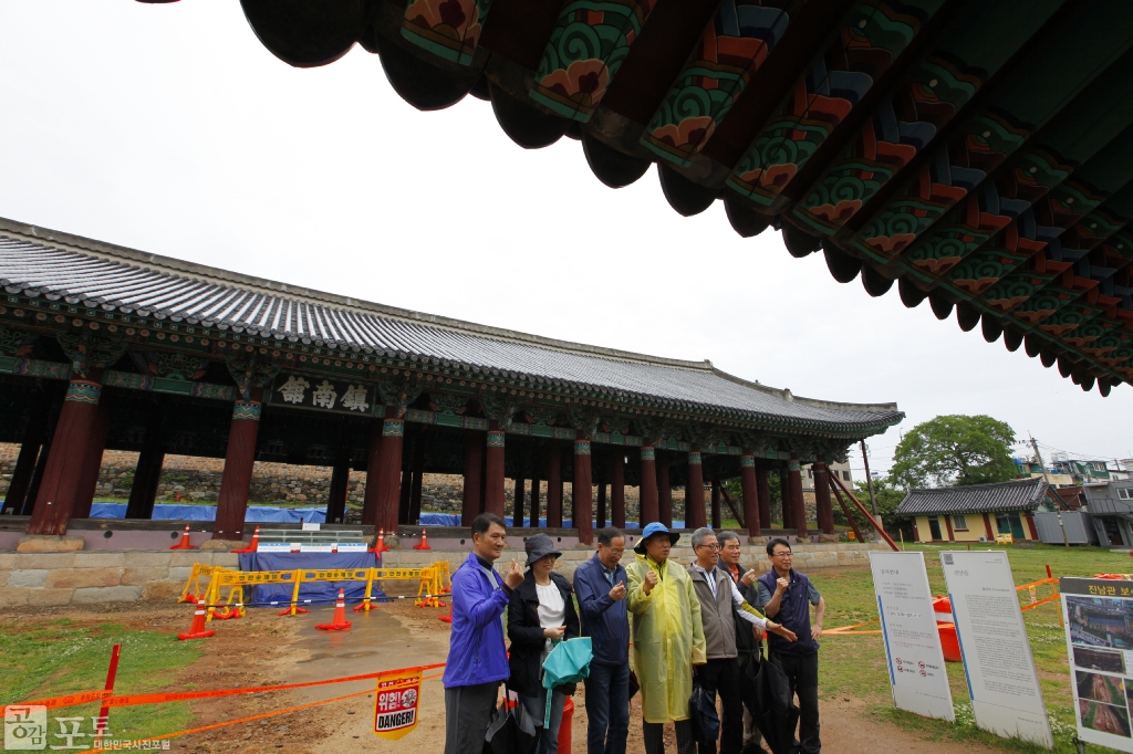 여수 진남관은 임진왜란이 끝난 다음해에 세운 단층목조 건물로 이순신 장군이 전라좌수영의 본영으로 삼았던 진해루가 있던 자리에 다시 세운 객사이다. 정유재란 때 불타버린 진해루 터에 75칸의 대규모 객사를 세우고, 남쪽의 왜구를 진압하여 나라를 평안하게 한다는 의미에서 진남관(鎭南館)이라 이름 지었다. <br/>
<br/>
-대한민국 테마여행 10선 ‘남도바닷길’ : 여수 