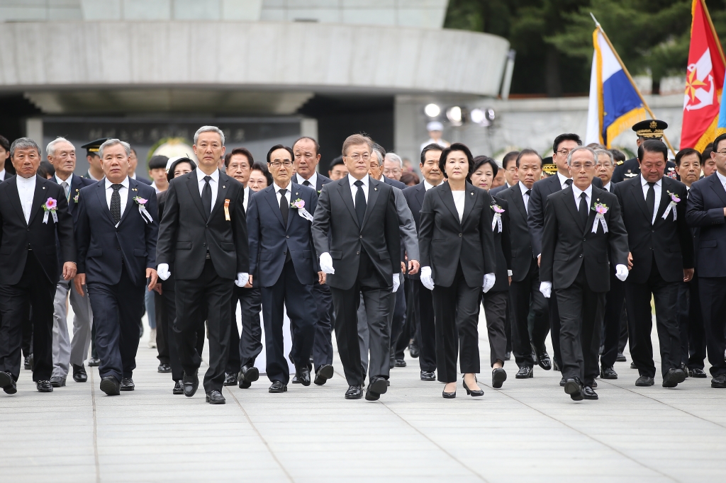 문재인 대통령이 6월 6일 오전 서울 동작구 국립서울현충원에서 열린 제62회 현충일 추념식에서 헌화 및 분향을 하고 있다.

