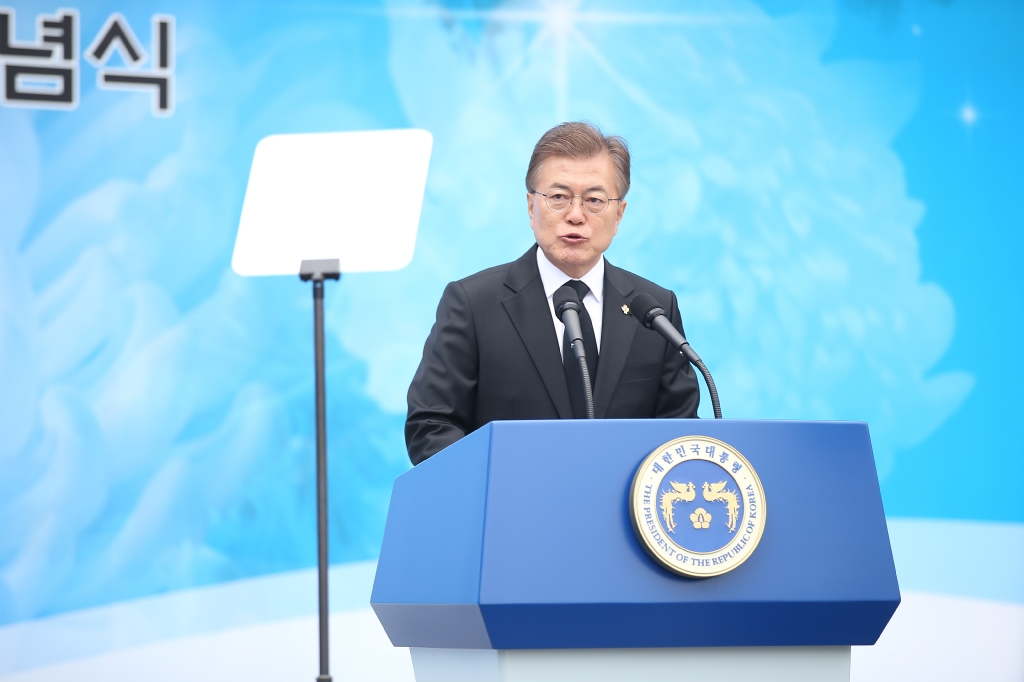 문재인 대통령이 6월 6일 오전 서울 동작구 국립서울현충원에서 열린 제62회 현충일 추념식에서 추념사를 하고 있다.

