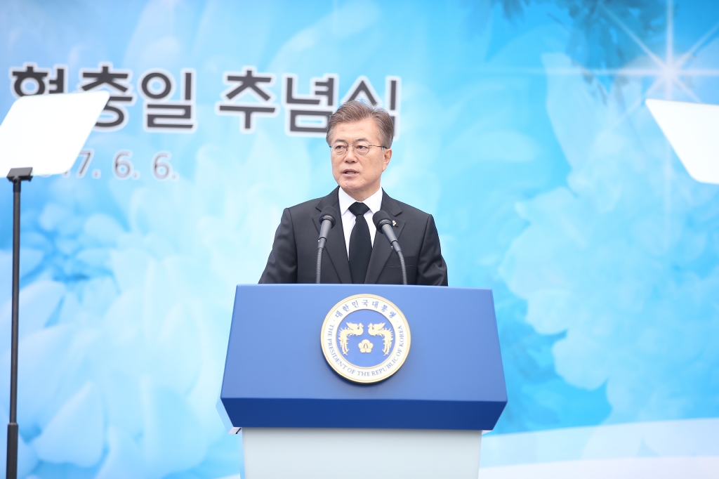 문재인 대통령이 6월 6일 오전 서울 동작구 국립서울현충원에서 열린 제62회 현충일 추념식에서 추념사를 하고 있다.
