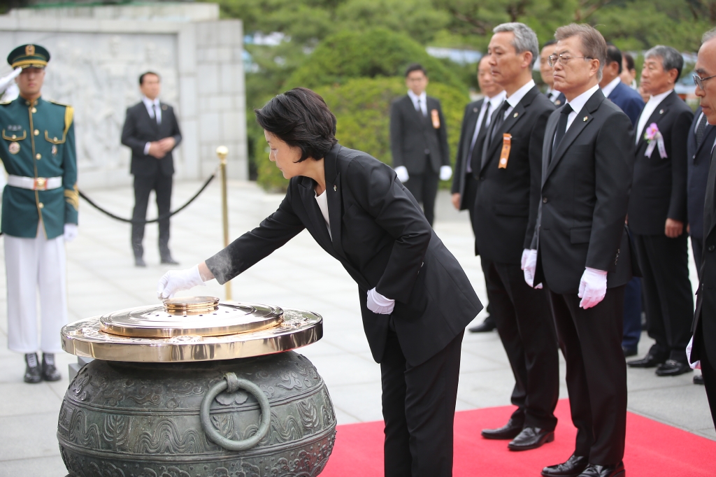 문재인 대통령이 6월 6일 오전 서울 동작구 국립서울현충원에서 열린 제62회 현충일 추념식에서 헌화및 분향을 하고 있다.

