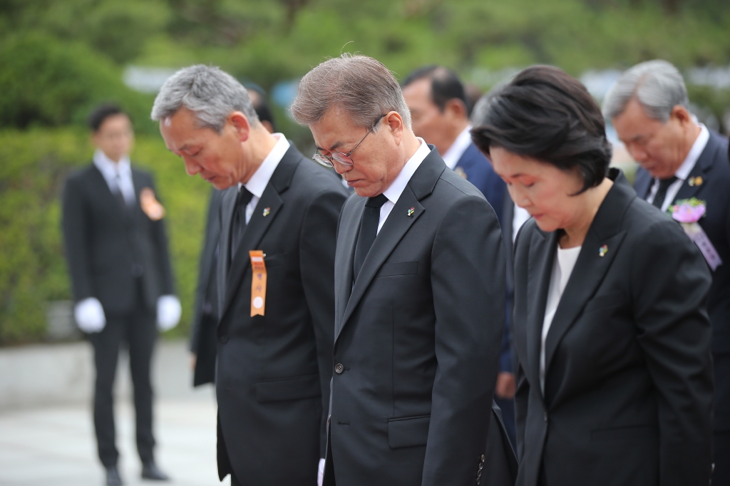 문재인 대통령이 6월 6일 오전 서울 동작구 국립서울현충원에서 열린 제62회 현충일 추념식에서 헌화 및 분향을 하고 있다.

