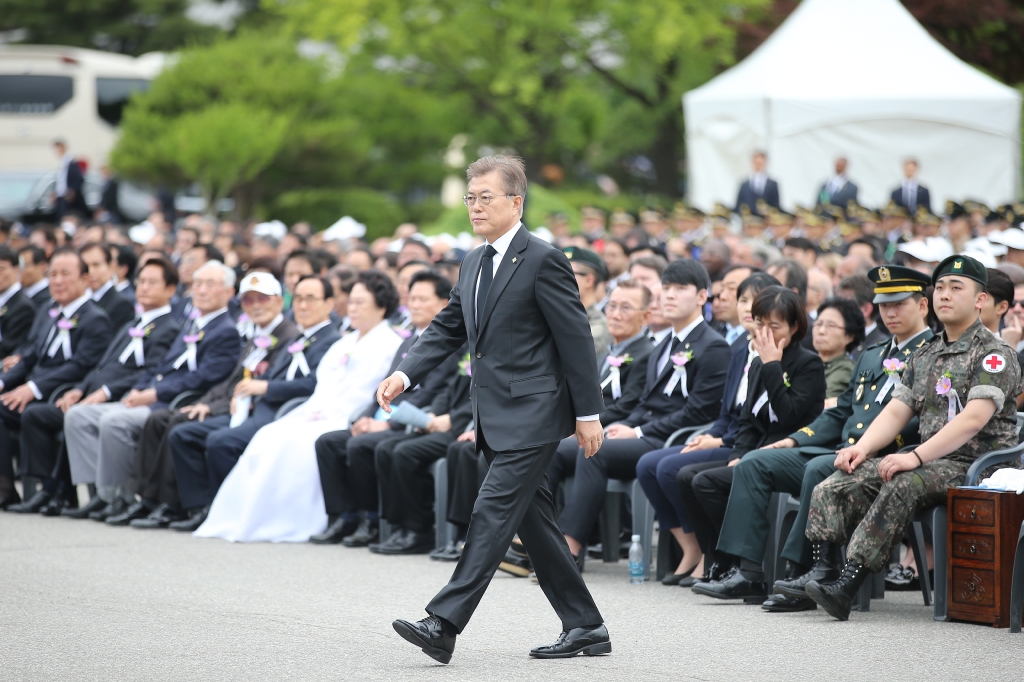 문재인 대통령이 6월 6일 오전 서울 동작구 국립서울현충원에서 열린 제62회 현충일 추념식에서 추념사를 하기 위해 연단으로 나가고 있다.