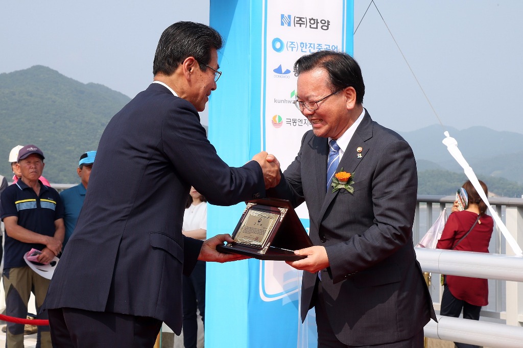 김부겸 행정자치부 장관이 6월 27일 오후 인천 강화군 석모대교 개통식 행사에 참석하여 이상복 강화군수로부터 감사패를 받고 있다.